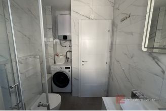 013 2035 392 Ciovo Modern two bedroom apartment with pool for sale