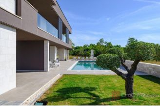 020 1021 64 Pula villa with pool and sea view for sale