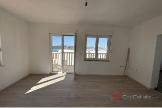 010 2035 394 Ciovo Comfortable three bedroom apartment for sale