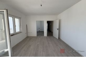 010 2035 394 Ciovo Comfortable three bedroom apartment for sale