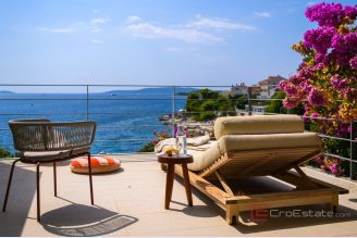 001 2035 395 Ciovo Modern renovated house in the first row to the sea for sale