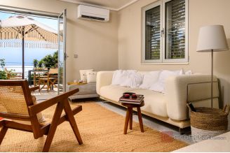 019 2035 395 Ciovo Modern renovated house in the first row to the sea for sale