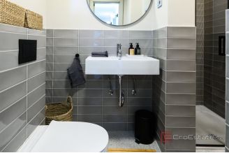 019 2035 395 Ciovo Modern renovated house in the first row to the sea for sale