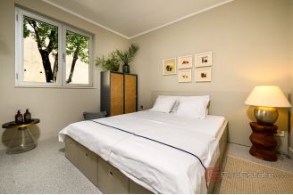 019 2035 395 Ciovo Modern renovated house in the first row to the sea for sale