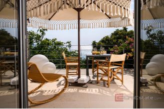 019 2035 395 Ciovo Modern renovated house in the first row to the sea for sale