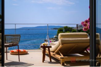 019 2035 395 Ciovo Modern renovated house in the first row to the sea for sale