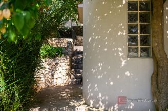 019 2035 395 Ciovo Modern renovated house in the first row to the sea for sale