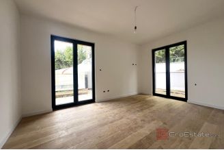 008 1021 68 Rijeka modern apartment with pool and sea view for sale