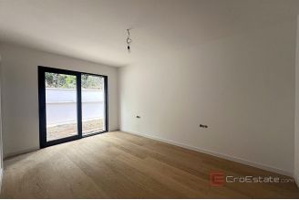 008 1021 68 Rijeka modern apartment with pool and sea view for sale