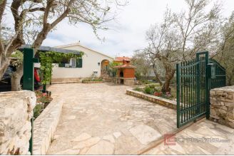 013 2044 91 Rogoznica Detached house with two apartments for sale