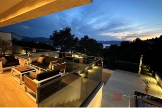 019 2052 132 Ploce Villa by the sea for sale