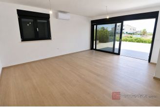 006 1033 06 Zadar Luxury apartment with private pool for sale