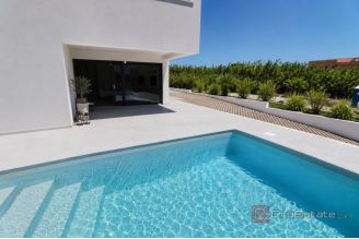006 1033 06 Zadar Luxury apartment with private pool for sale