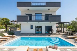 001 2031 267 vodice villa with swimming pool for sale