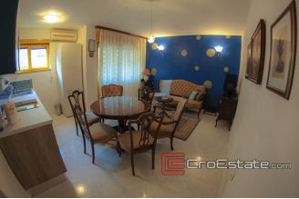 07 4670 30 Split apastment for sale center