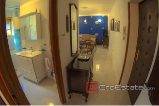 07 4670 30 Split apastment for sale center